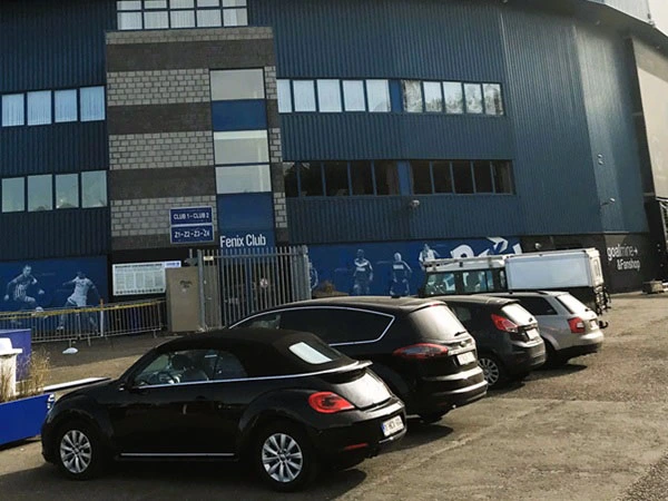 Een blik op 5 geparkeerde wagens