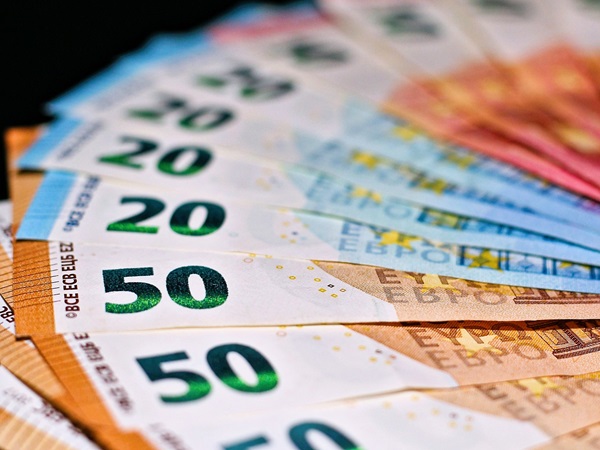 Uitzicht op bankbiljetten van 10, 20 en 50 euro