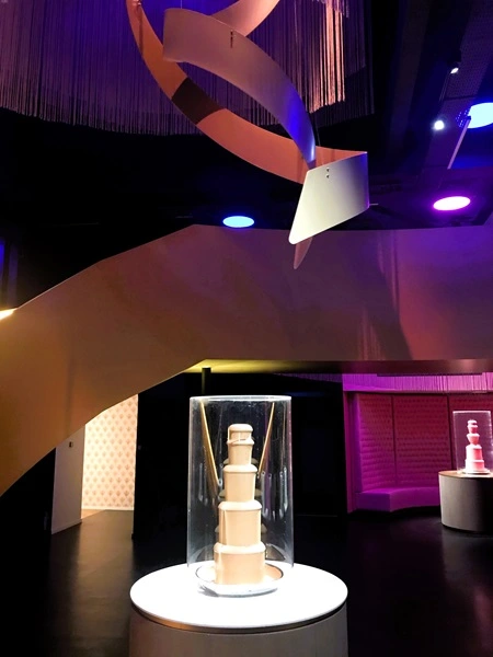 Uitzicht op een fontein van melkchocolade met op de achtergrond een fontein van ruby chocolade