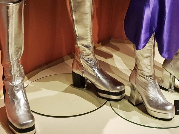 Een foto van zilveren lange laarzen in het ABBA museum