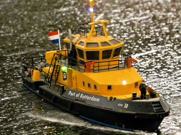 Een blik op een gele miniatuurboot op het water in Miniworld