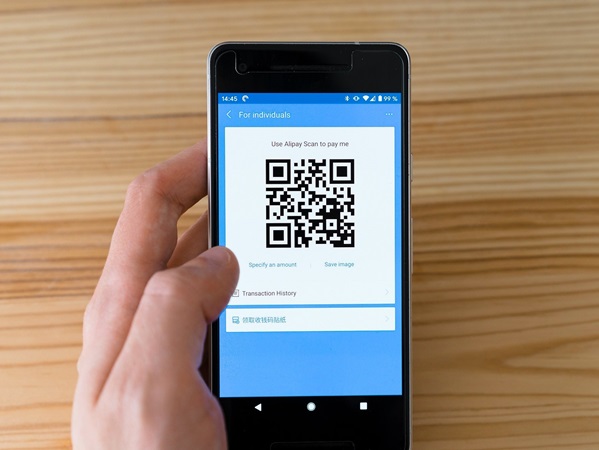 Een foto van een qr code op een smartphone