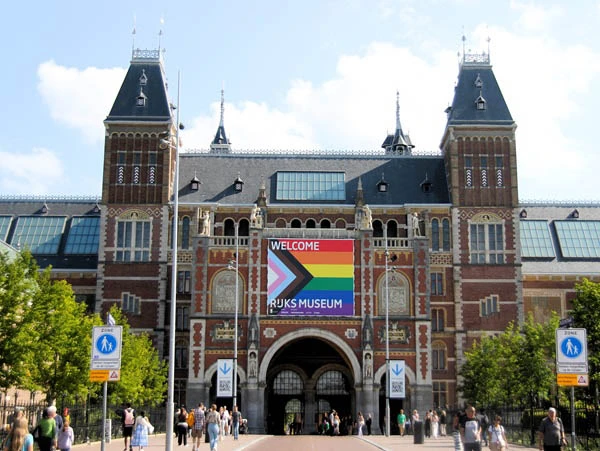 Een foto van de buitenzijde van het Rijksmuseum