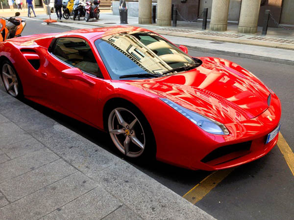 Foto van een geparkeerde rode Ferrari
