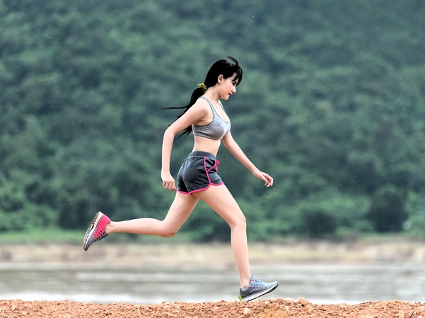 Uitzicht op een hardloopster die een sport bh draagt