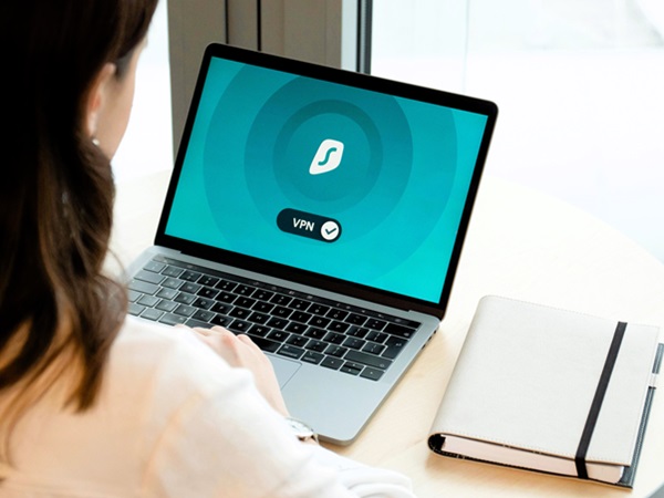 Een laptop met op het scherm de melding dat de VPN verbinding is geslaagd.